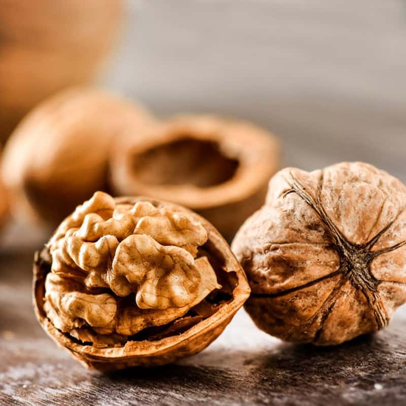 گردو تویسرکان با پوست تازه و مغز سفید خوش طعم